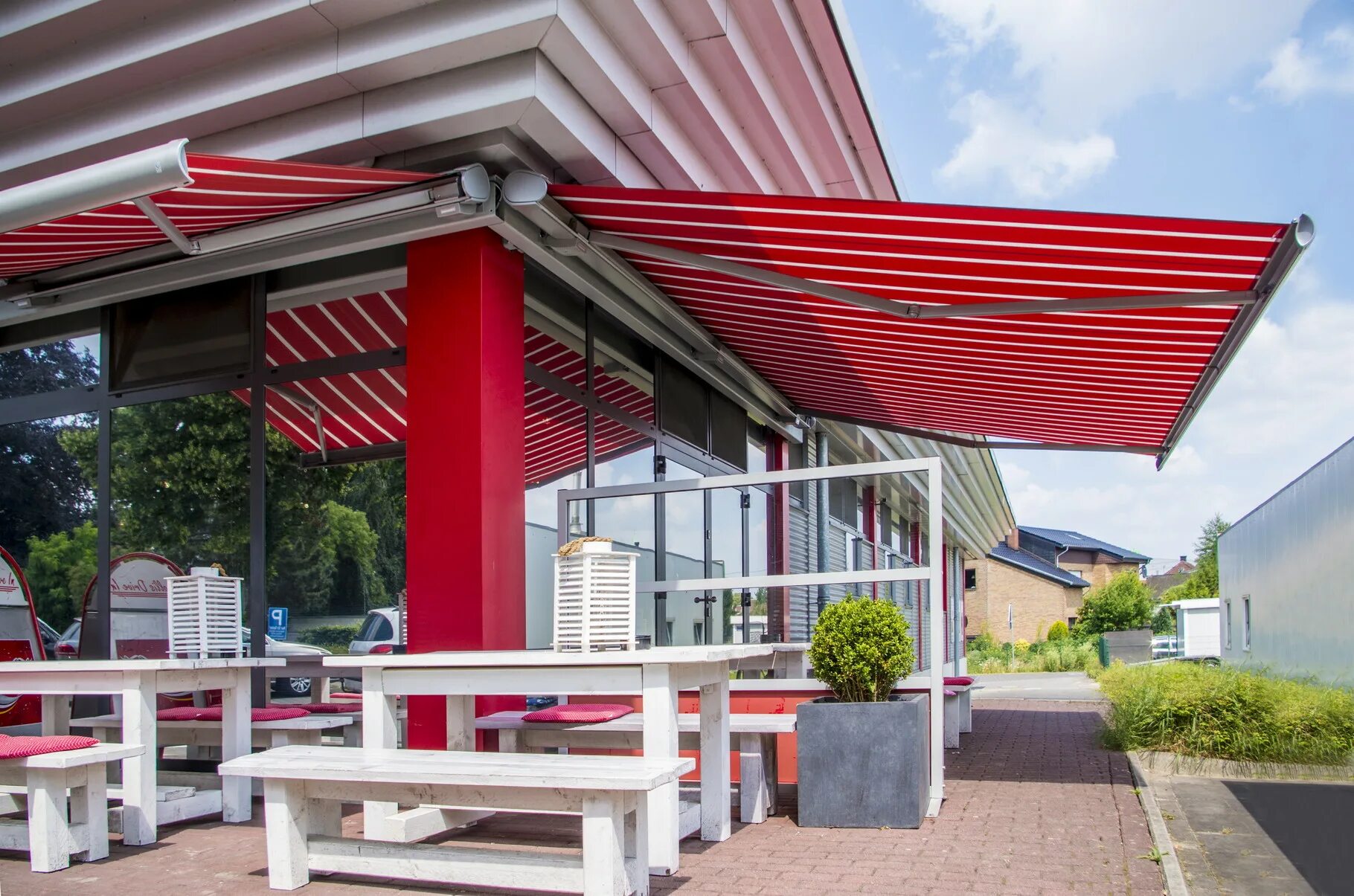 Маркиза кассетного типа markilux 6000 (ш7000*в2500мм). Маркиза над. Локтевая маркиза для террасы. Навес над окном. Маркиза над.