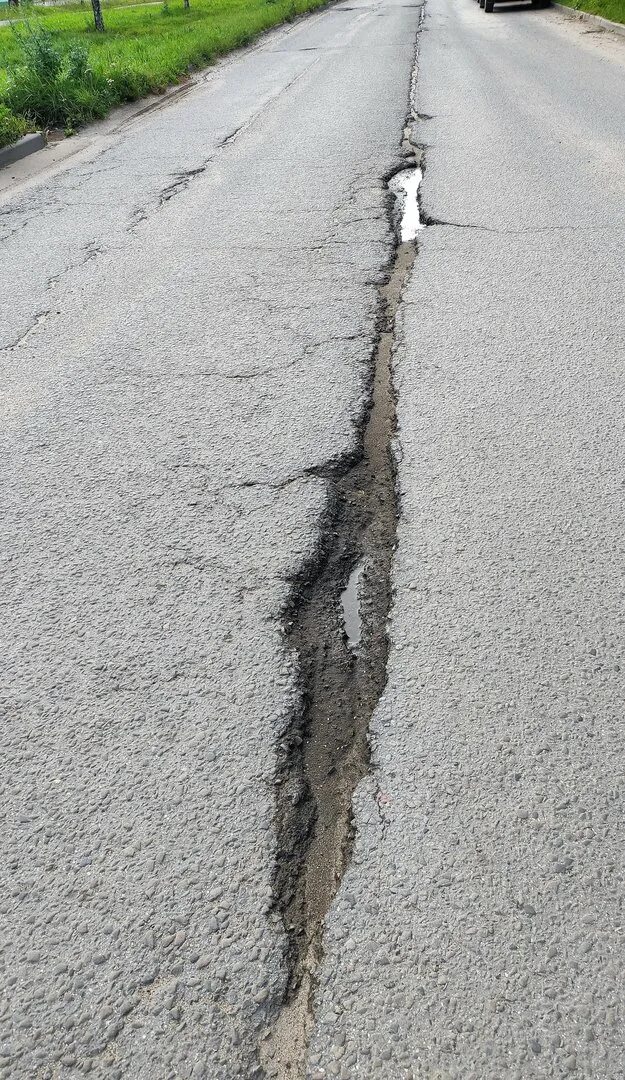 Трещины на дороге. Повреждение дорожного покрытия. Сдвиги дорожного покрытия. Дефекты дорожного покрытия.