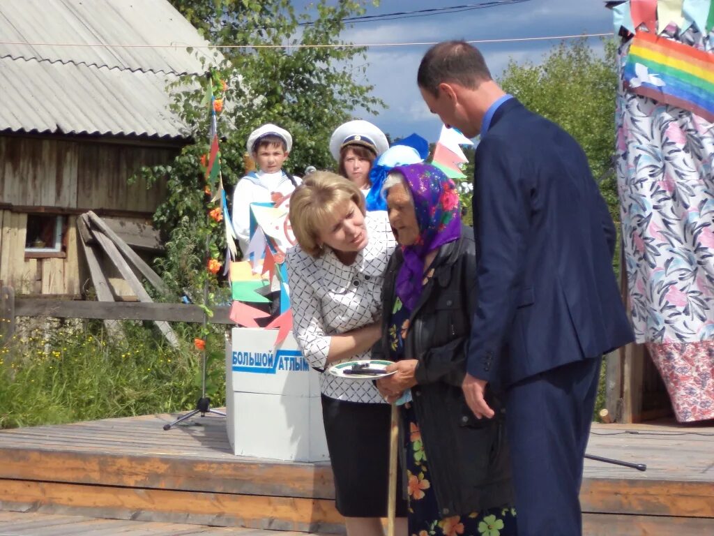 Погода леуши хмао октябрьского. Село малый Атлым Октябрьского района. Село малый Атлым Октябрьского района ХМАО. Большой Атлым Октябрьский район. День поселка высокий.