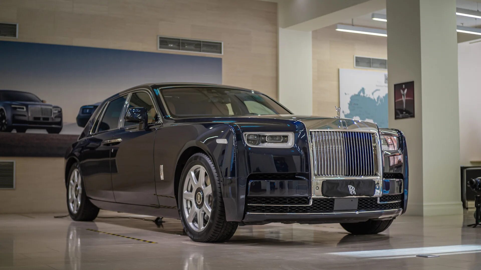 Роллс ройс 5. Rolls Royce Phantom EWB 2021. Rolls Royce Phantom EWB 2022. Rolls Royce Phantom EWB 2014. Rolls Royce Phantom 8 EWB.