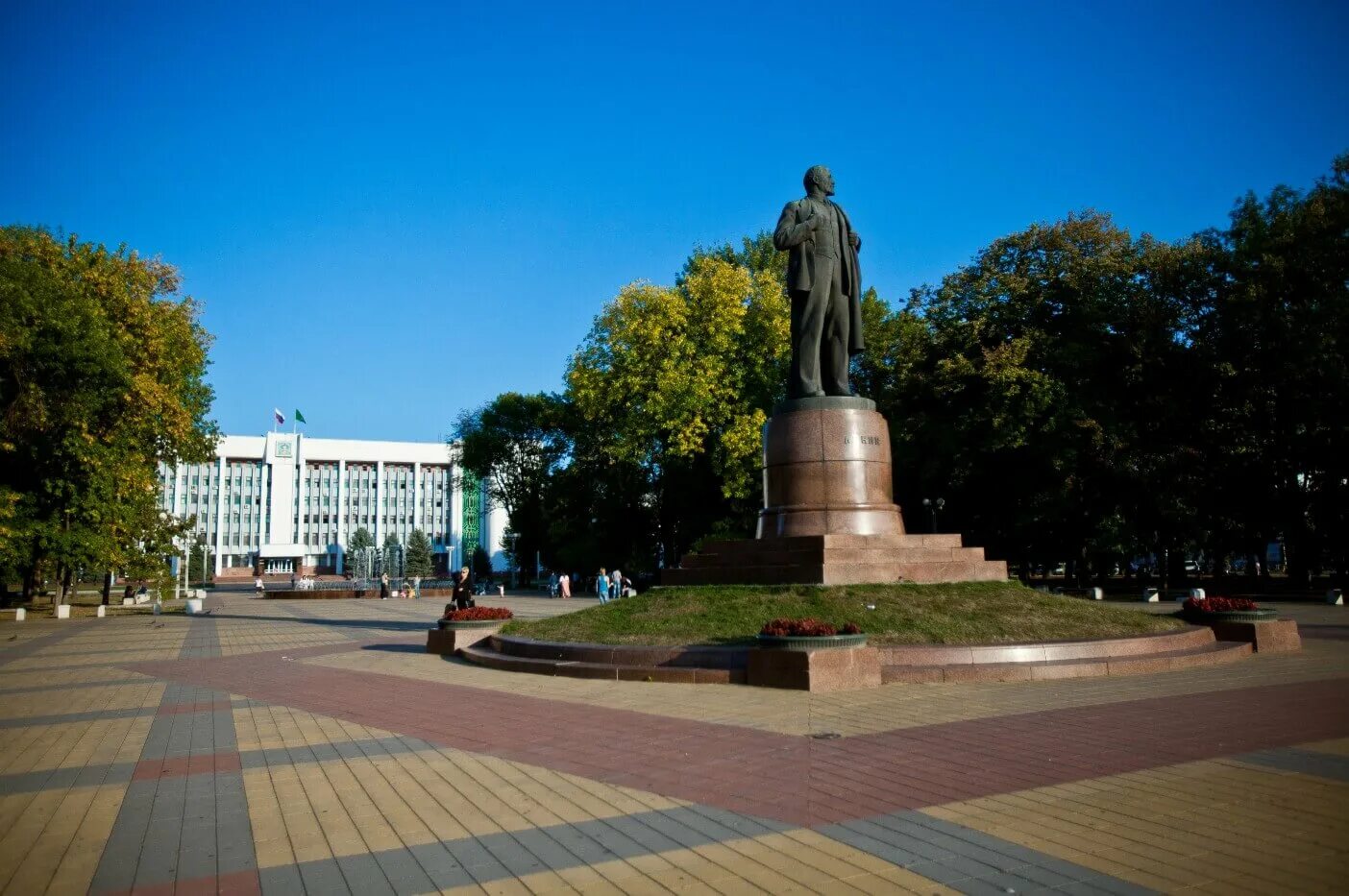 Майкоп вклад. Площадь Ленина Майкоп. Памятник Ленину Майкоп. Республика Адыгея Майкоп. Майкоп Адыгея памятник Ленину.