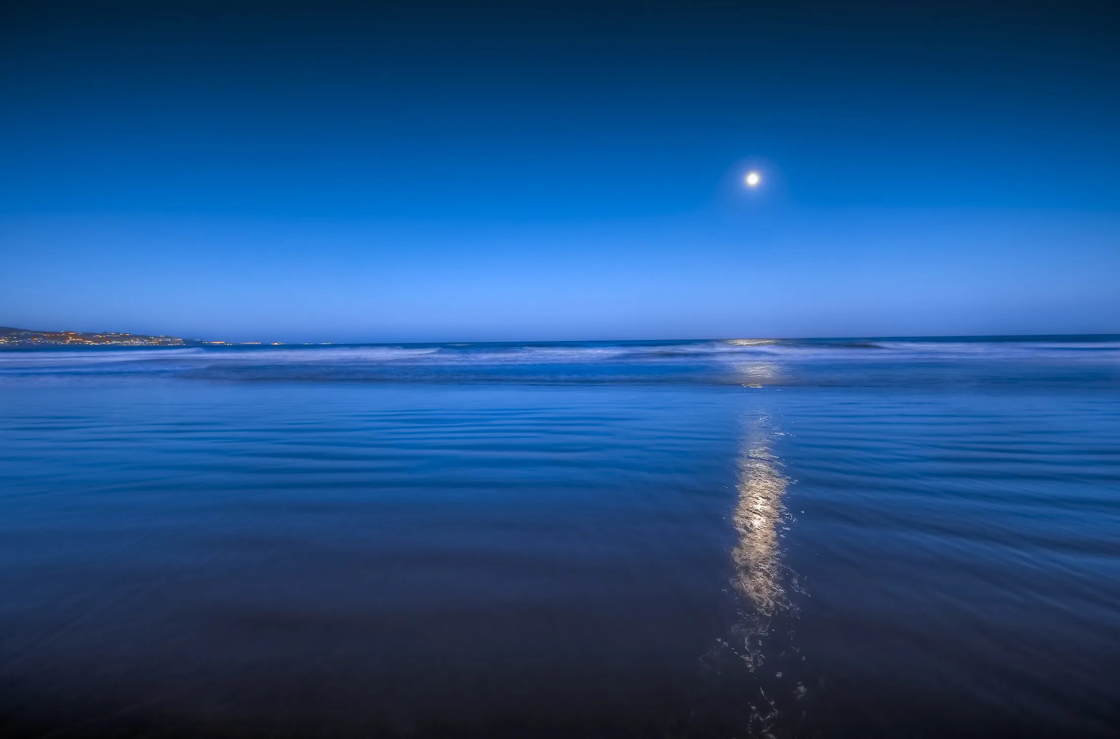 Ночь в море. Маяк эйлин мор на острове фланнан. Ночь в море. Ночное море. Океан ночью.