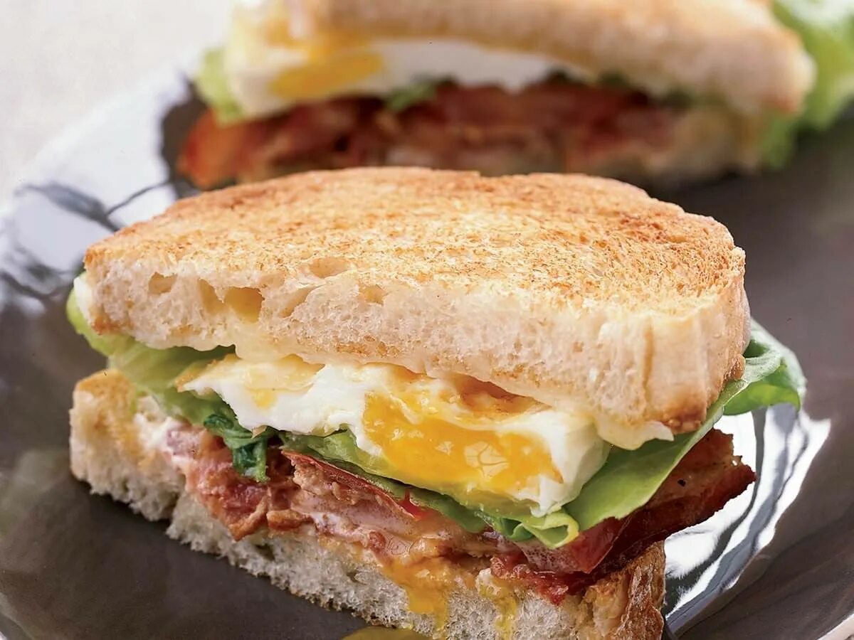 Бекон сыр яйцо рецепт. BLT сэндвич. Egg Sandwich - сэндвич с яйцом. Сэндвич с беконом и сыром. Сэндвич с беконом и яйцом.