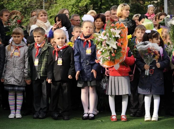 школьная форма. образ первоклассницы на 1. 1 сентября школьная форма. кира висленева школьная форма. девушки в школе.