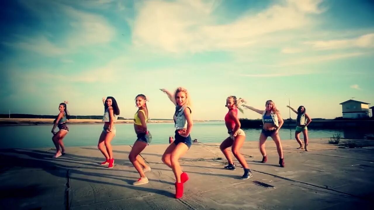 Ламбада вид танца. Девушка танцует ламбаду. Костюм для танца ламбада. Ламбада фото. Ламбада танец.