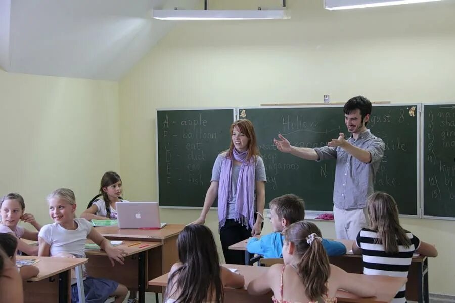 школа мыслитель в сокольниках. школа с языковым уклоном. частная школа-пансион дубравушка, москва. школа с английским уклоном в москве. урок в языковой школе в сша.