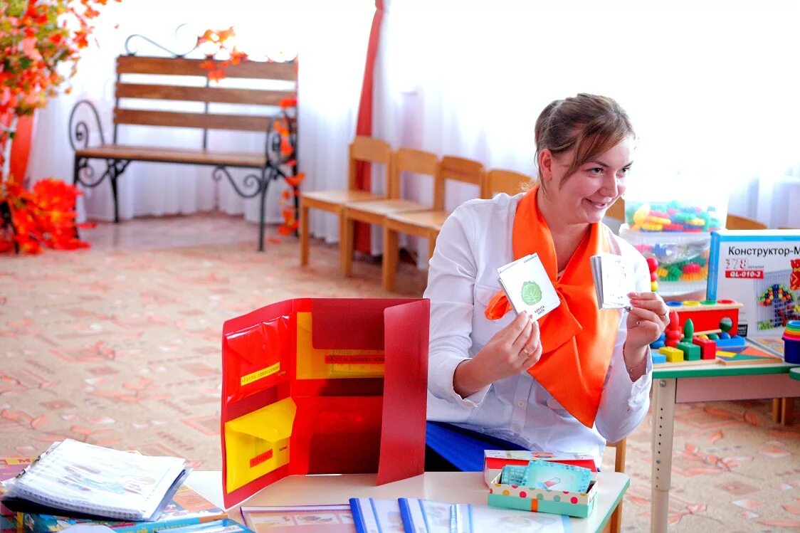 Педсовет в детском саду. Выступление заведующей на выпускном утреннике в детском саду. Сайт старшего воспитателя доу педсоветы. Детский сад воспитатель в маске. Сайт старшего воспитателя доу педсоветы.