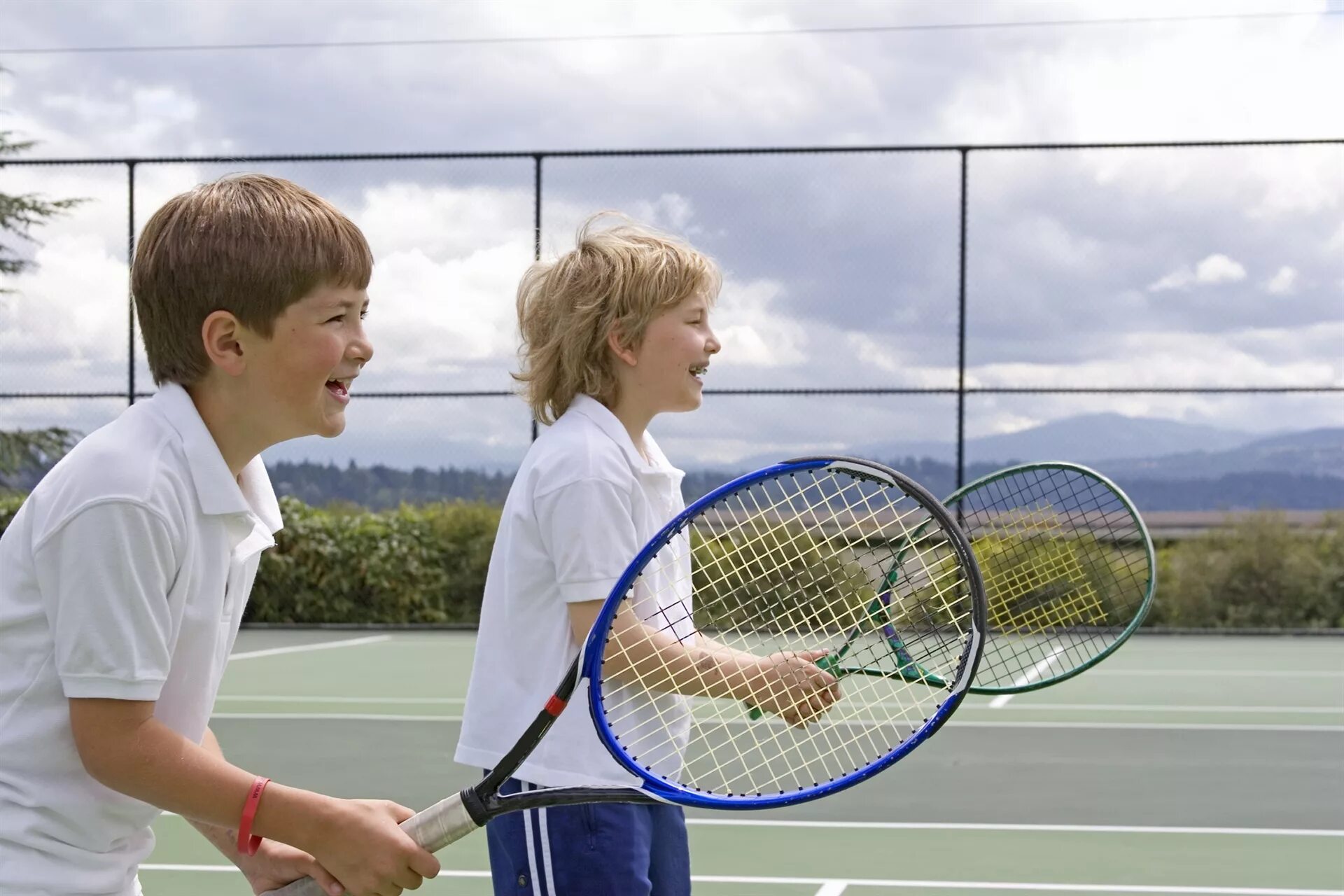 Теннис дети. Смарт теннис дети. Sportswear Kids Tennis. Родители и дети на теннисе.