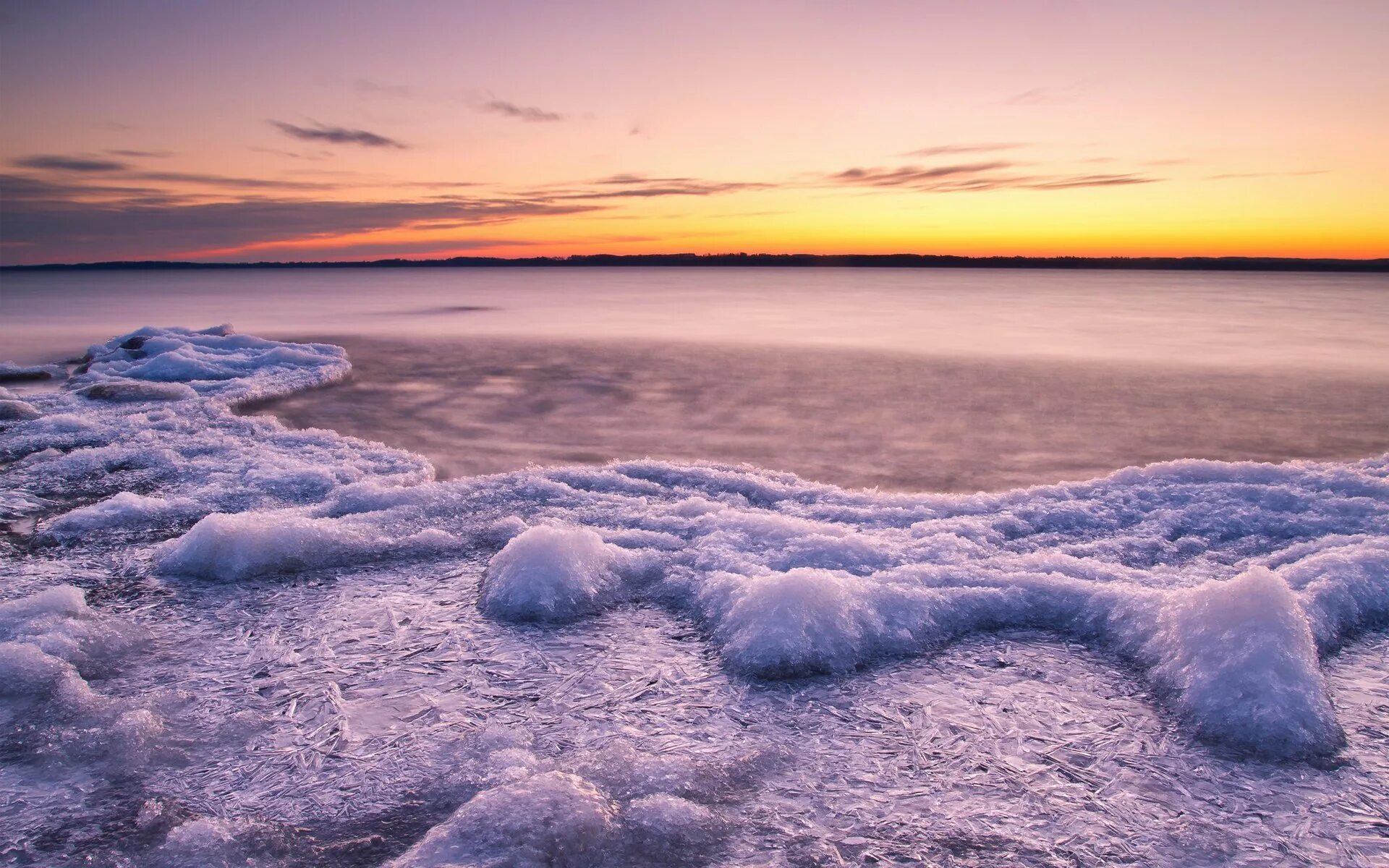 Красивое море зимой. Снег на море. море зимой. морозное море. заснеженное море.
