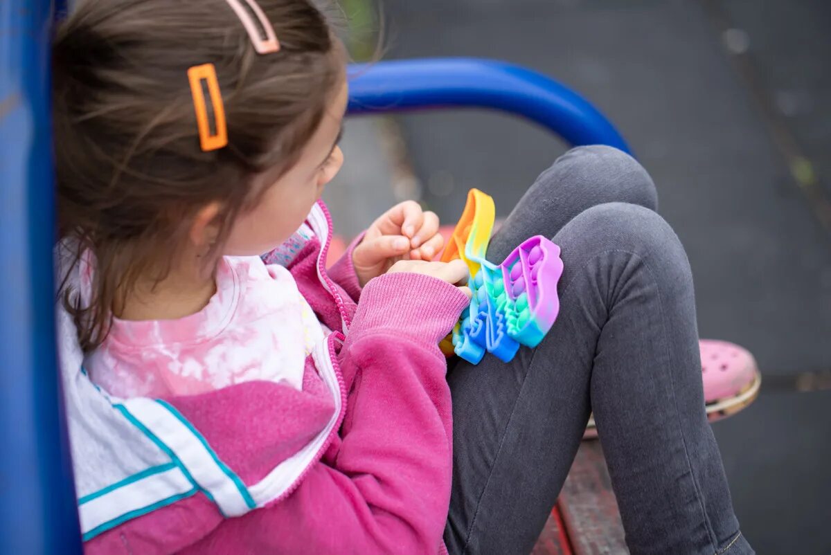 Новая игрушка 11 лет поп ит. Поп ит игрушка. Девочка поп ит. Девочка поп ит аниматор. Девочка с поп итом.