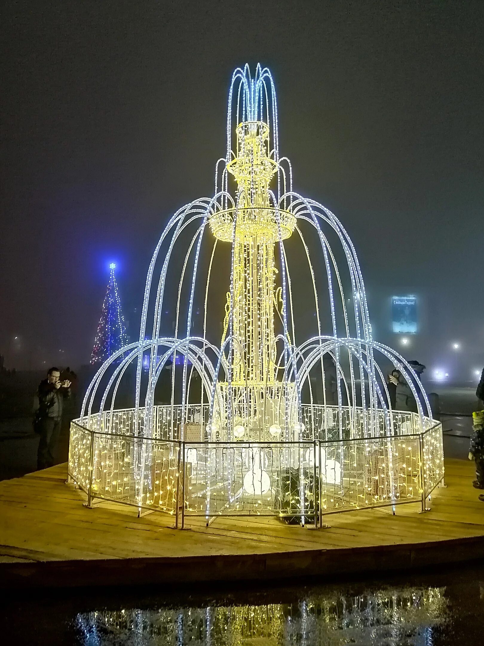 Касса дкм череповец. Фонтан у дкм череповец. череповец фонтаны дкм фонтаны. череповец фонтан у дворца металлургов. площадь у дкм череповец.