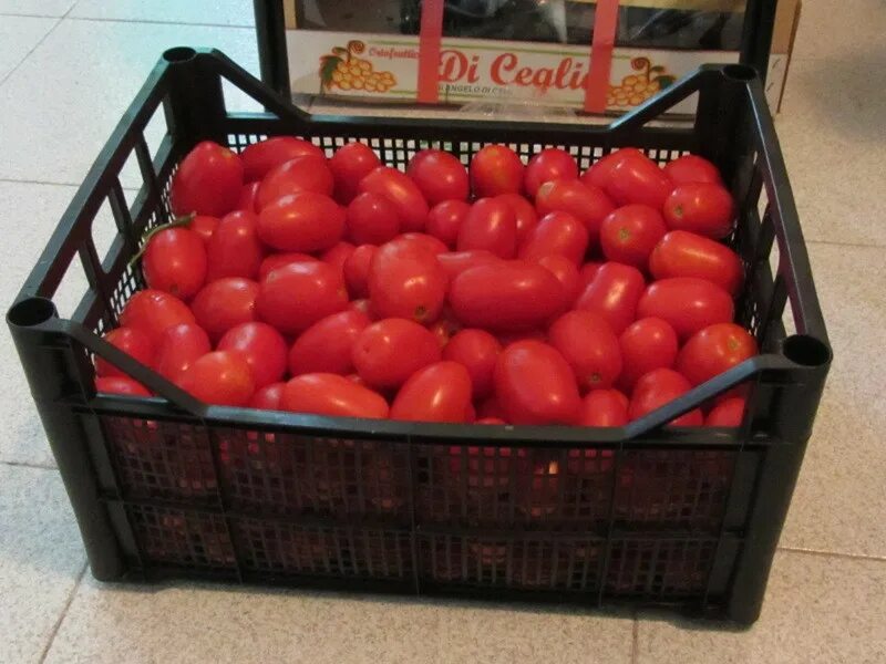 Сколько килограмм помидор в ящике