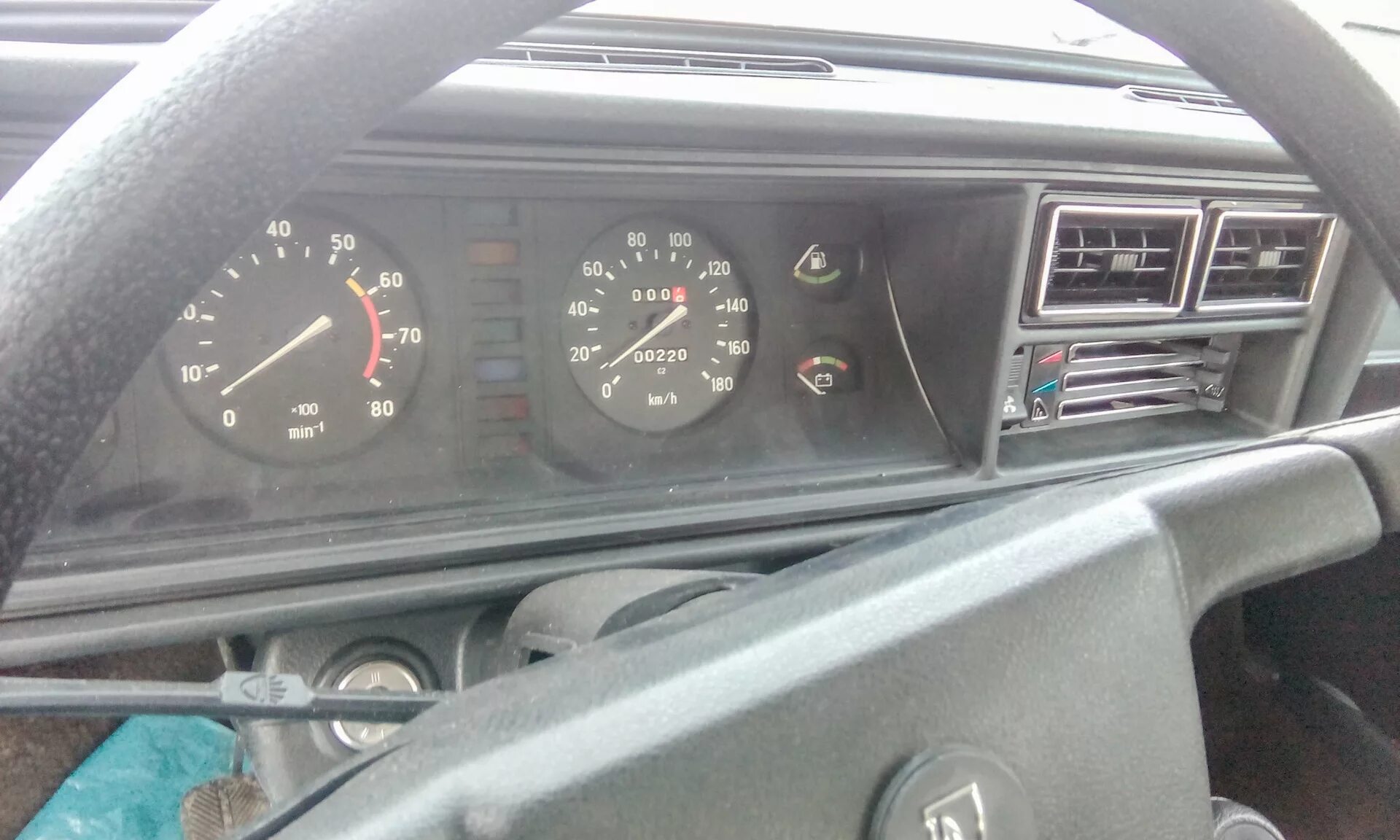 Сколько по времени 2107. Ваз 2107 1988. ваз 2107 с пробегом. спидометр ваз 2104.