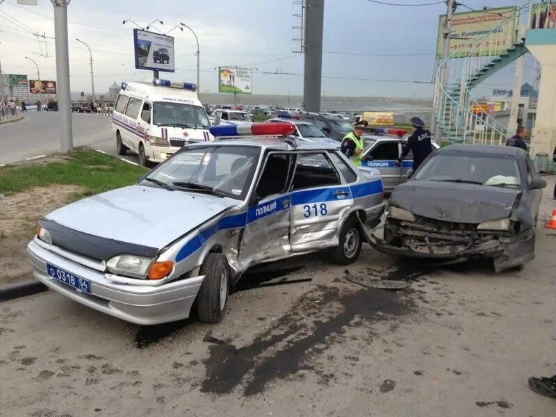 Полицейский разбивает машину. ВАЗ 2115 ППС. ВАЗ 2115 Разбитая ДПС. Разбитые машины полиции. Машина ГИБДД.