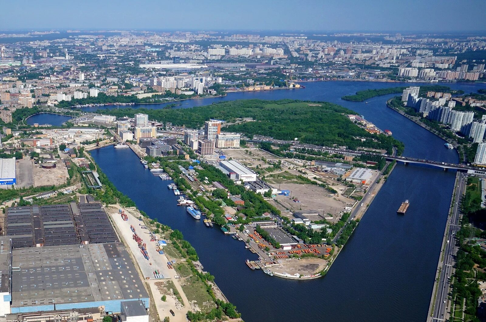 Южный порт Нагатинский Затон. Нагатинский Затон район Москвы. Южнопортовый район. Кожуховский мост (вид на Южный порт). Московские районы фабрики