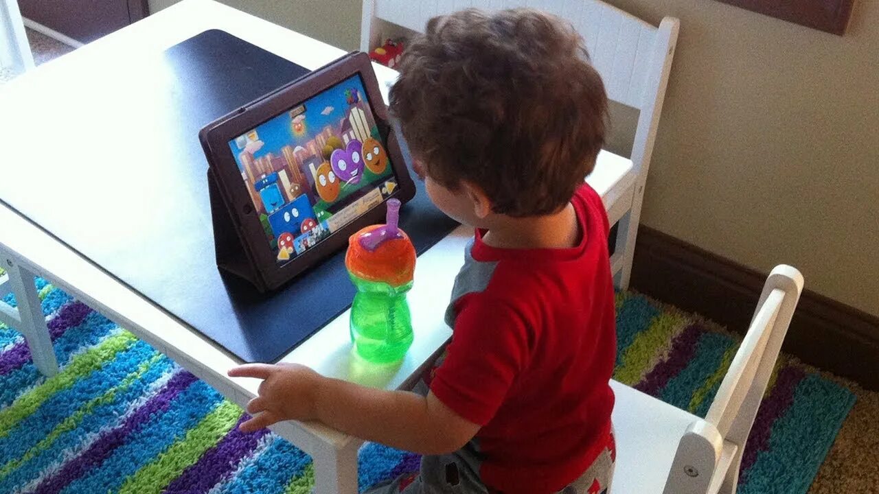 Ipad kid. Ребенок играет в планшет. Планшет для детей. Планшет для мультиков ребенку. IPAD дети.