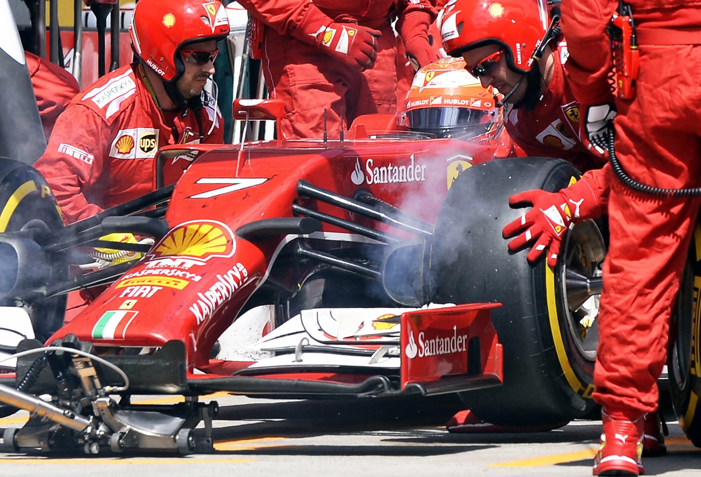Пит стоп работает. Пит стоп f1. формула 1 пит стоп команда. кими райкконен 2007 чемпион. пит стоп феррари формула 1.