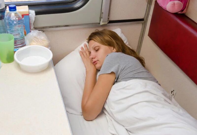 Спящие люди в поезде. Сон в поезде. Поезд ночью. Плацкарт в поезде. Сон в поезде.