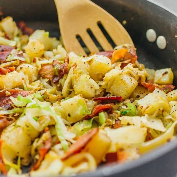 Как приготовить свежую капусту с картошкой. Жареная картошка с капустой. картошка с беконом. блюда с картошкой и беконом. тушёная капуста с картошкой.