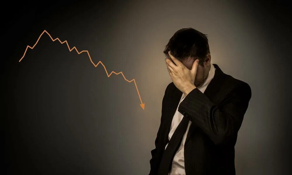 Мысли в голове. Пережить крах. Человек расстроен. Бизнес в кризис. Пережить крах.