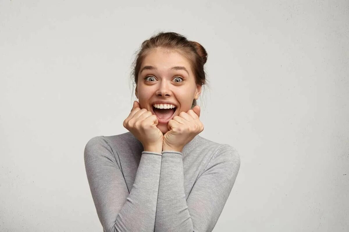 очень приятно удивлены. радостно удивленная девушка. очень приятно удивлены. очень приятно удивлены. девушка с удивленным лицом.