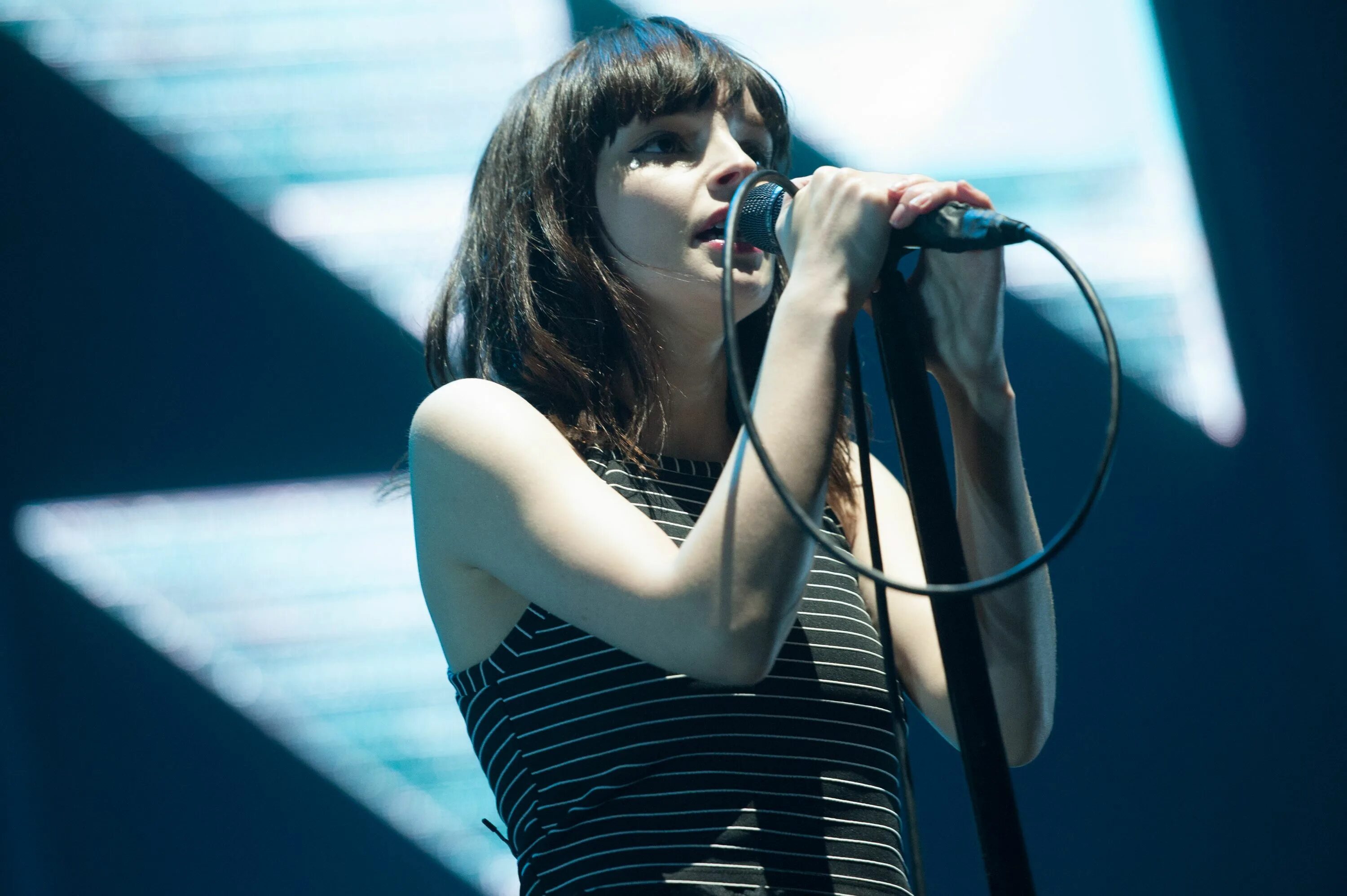 Лорен мэйберри. Chvrches вокалистка. Chvrches солистка. Музыка chvrches. Chvrches 2022.