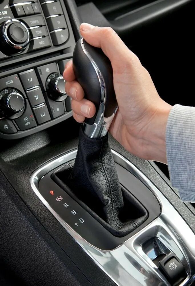 Переключение акпп. Opel meriva коробка передач рычаг. meriva b рычаг акпп. автомат машина коробка. машина с автоматической коробкой передач.