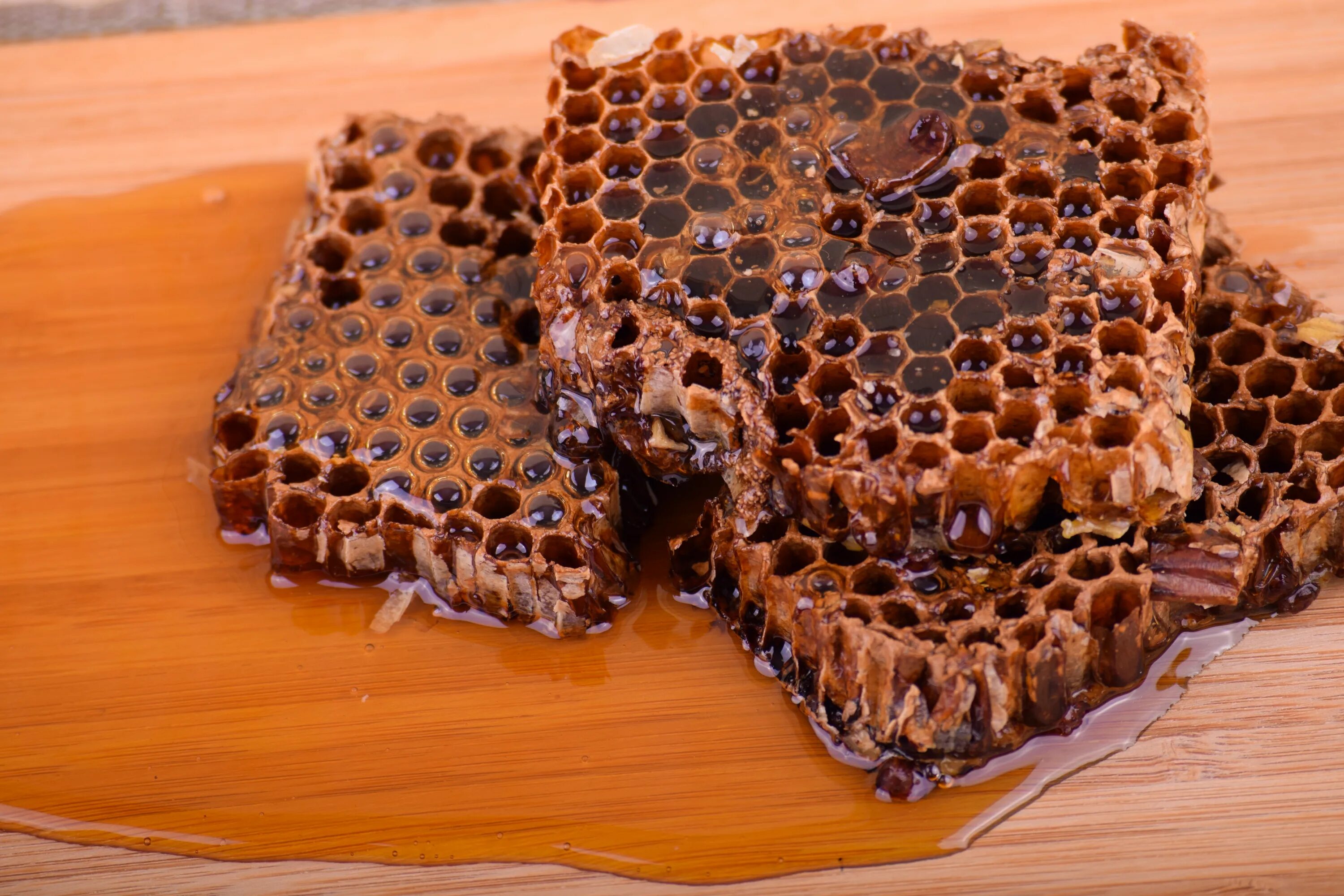 Мёд в сотах. Соты пчелиные. Соты меда. Пчелиные соты с медом.