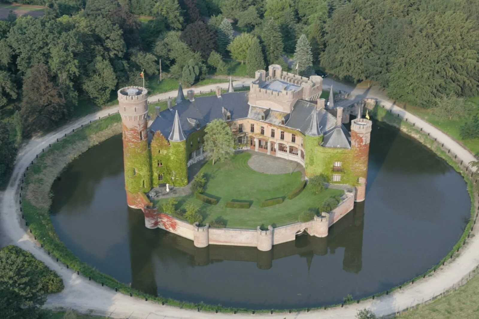 Города окруженные водой. Замок Вейнендале Бельгия. Замок Гаасбек Бельгия. Шато де Кюсси замок. Замок Норвилишкес Литва.