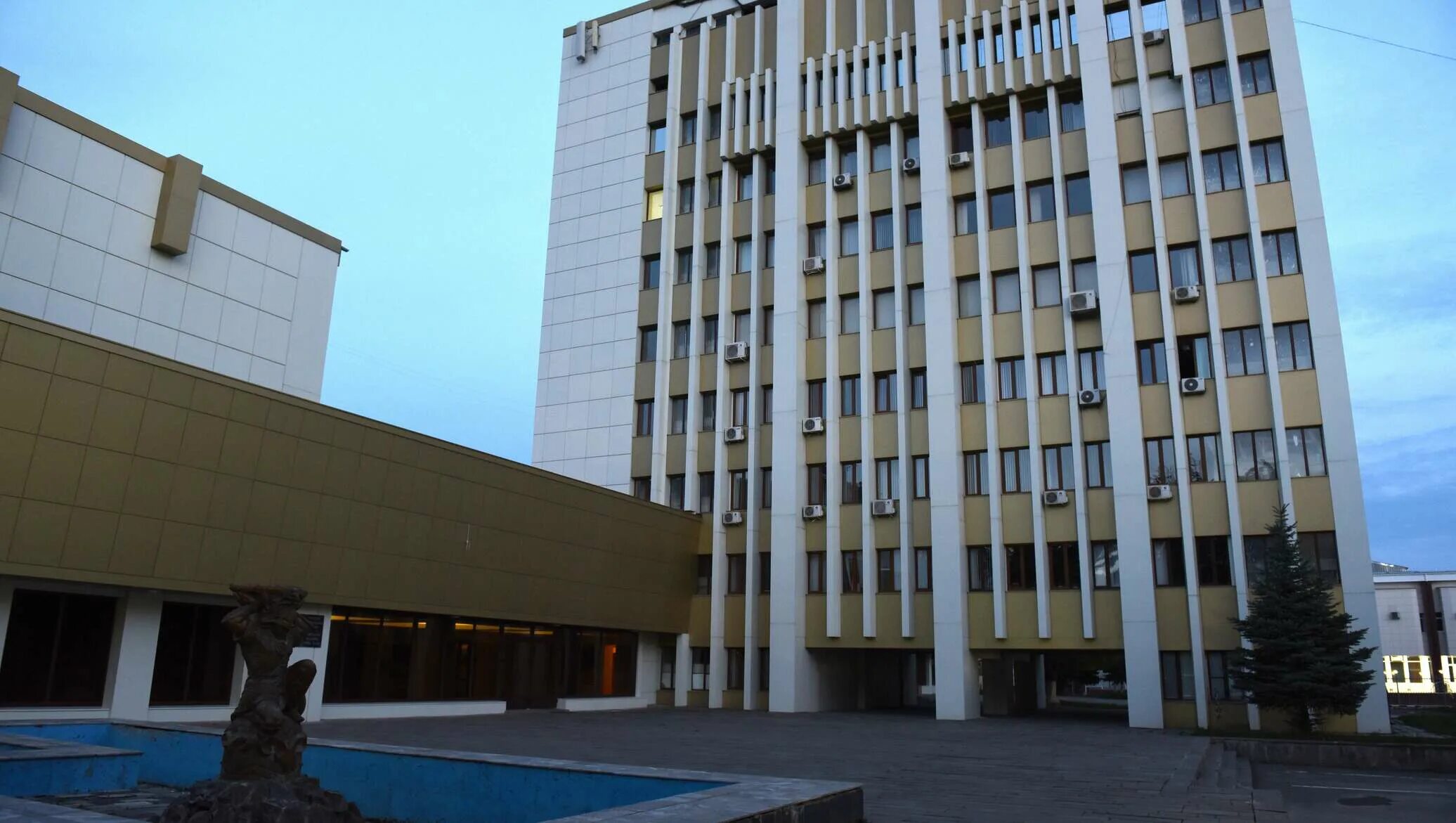 Здание президент рюо. Правительство южной осетии. Мид южной осетии здание. Правительство южной осетии. Мид южной осетии здание.