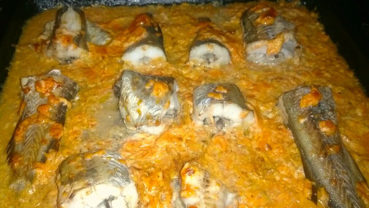 Минтай в духовке при какой. Минтай в духовке с морковью и луком в майонезе. филе минтая в духовке с морковью и луком в майонезе. филе минтая в духовке с морковью и луком. минтай на луковой подушке в духовке.