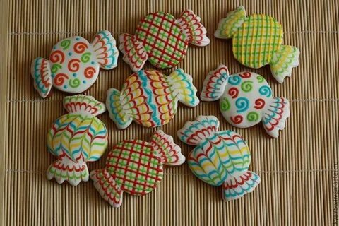 2 пряника и конфета