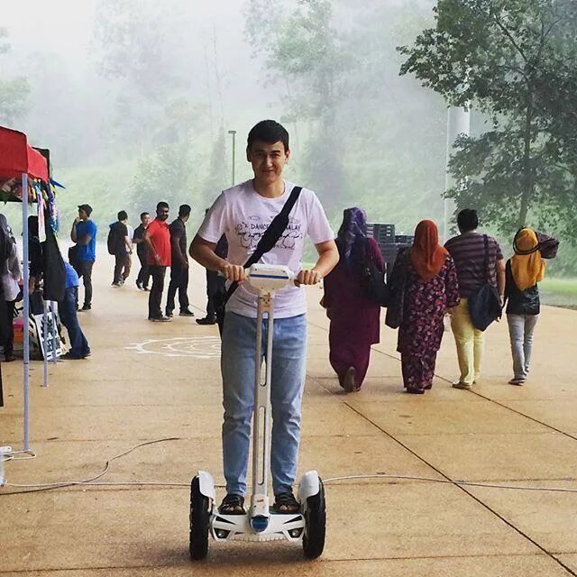 People get around. Airwheel x8. Индийский одноколесный. Airwheel чемодан. ВКР "теория "моноколёсных сигвеев" ".