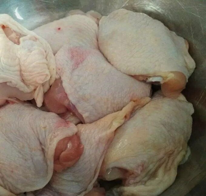 Отварные бедра курицы. Бедро куриное фото. бедро курицы. бедро кур см. как выглядит куриное бедро.
