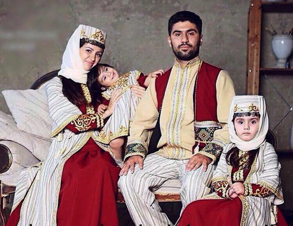 Первые армяне. Большая армянская семья. Армянский национальный костюм. Никол пашинян семья жена. Традиционная одежда армян.