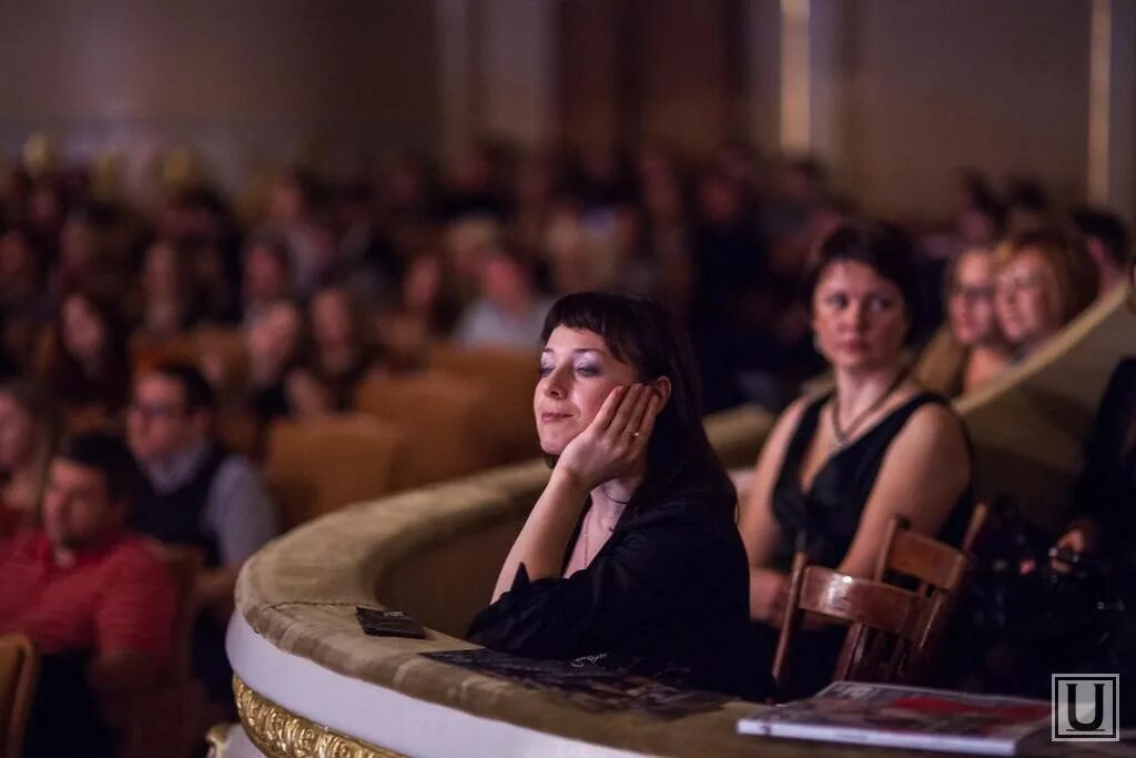 Много хожу в театр. Девушка в театре. зрители в театре. женщина зритель в театре. зрительный зал с людьми.