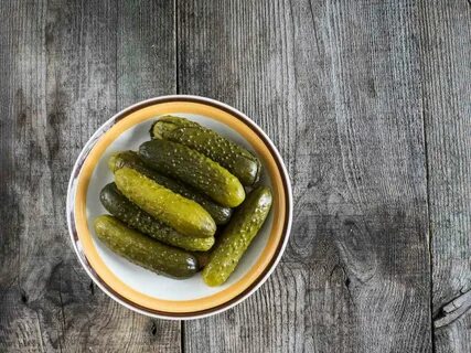 Огурец на тарелке