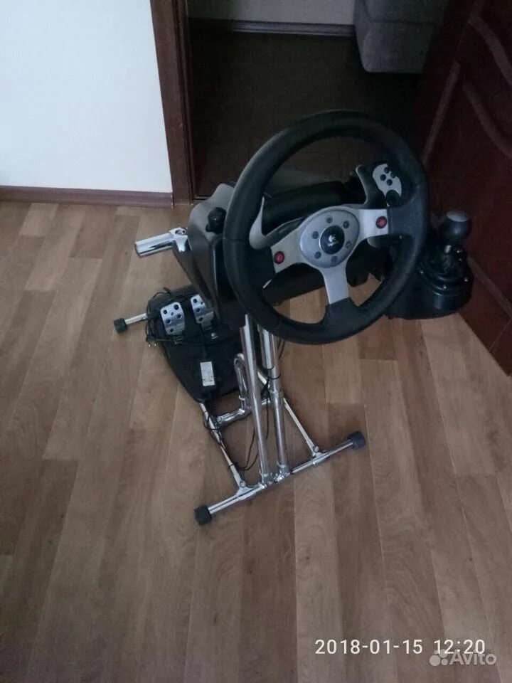 Подставка для руля. Стойка для руля и педалей logitech g27. стойка для руля трастмастер т150. подставка для штурвала thrustmaster. самодельная стойка для руля.