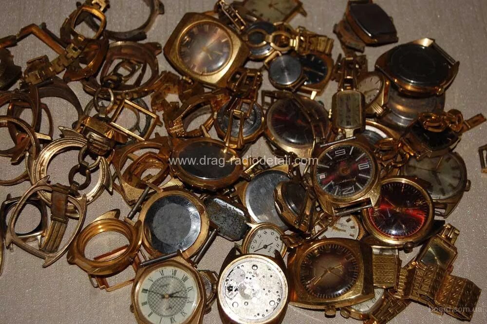 Часы можно сдать в магазин. Старые наручные часы. Корпуса часов в желтом корпусе. Скупка старых наручных часов. Часовые корпуса для наручных часов.
