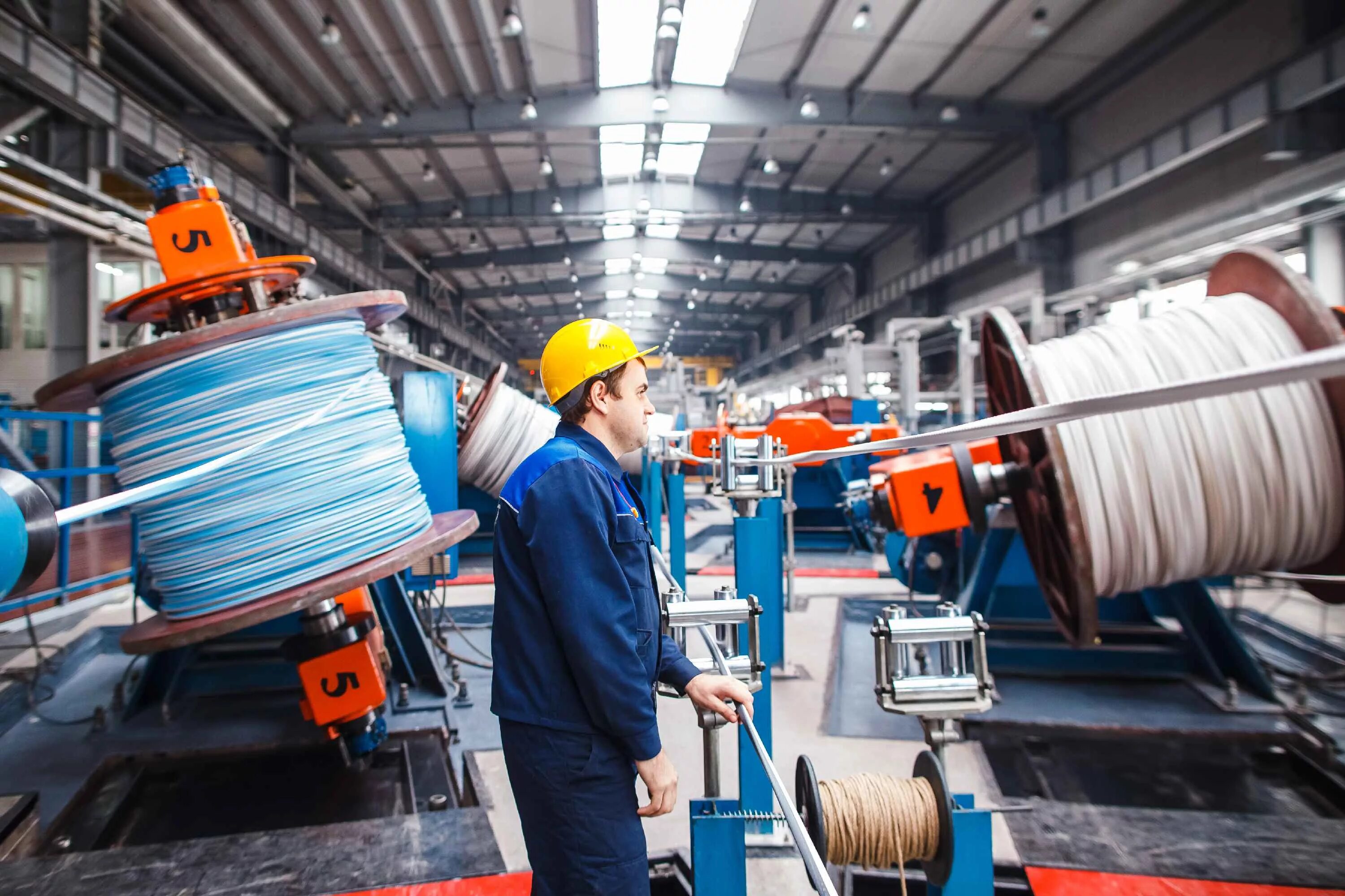 Промышленное производство. Современный производственный цех. Фабрика процессов. Промышленное производство. Оборудование на заводе.