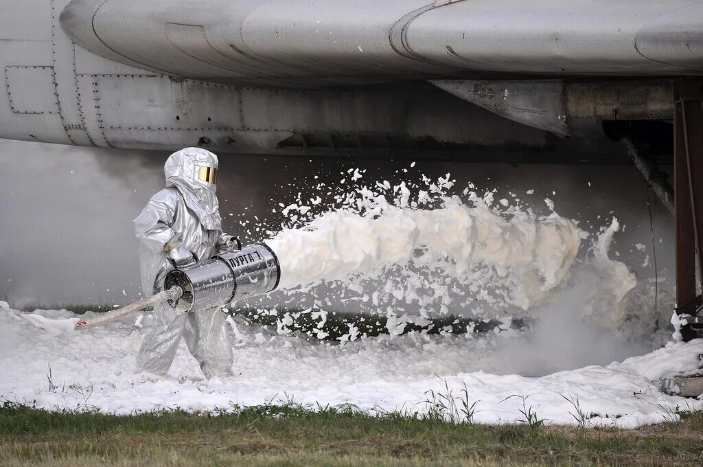 Воздушно механическая пена. Тушение пеной. Воздушно пенный ствол гпс 600. Пенообразователь фторсинтетический. Пенное тушение пожаров.
