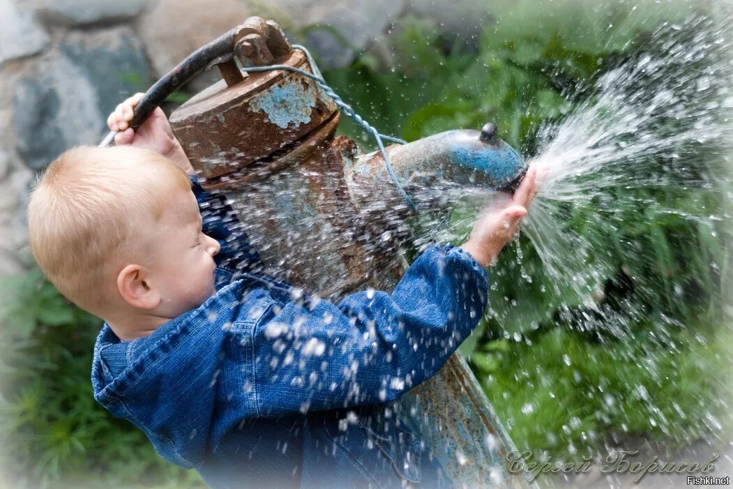 Дети воды. Дети брызгаются водой. Брызгать водой. Брызгаться водой друг в друга.