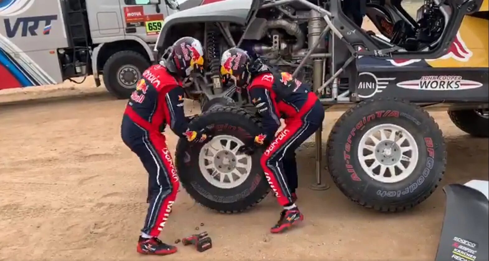 Дакар шины. Volkswagen rally 2010 dakar. Колесо дакар. Париж дакар. Foton sauta 2016 dakar.