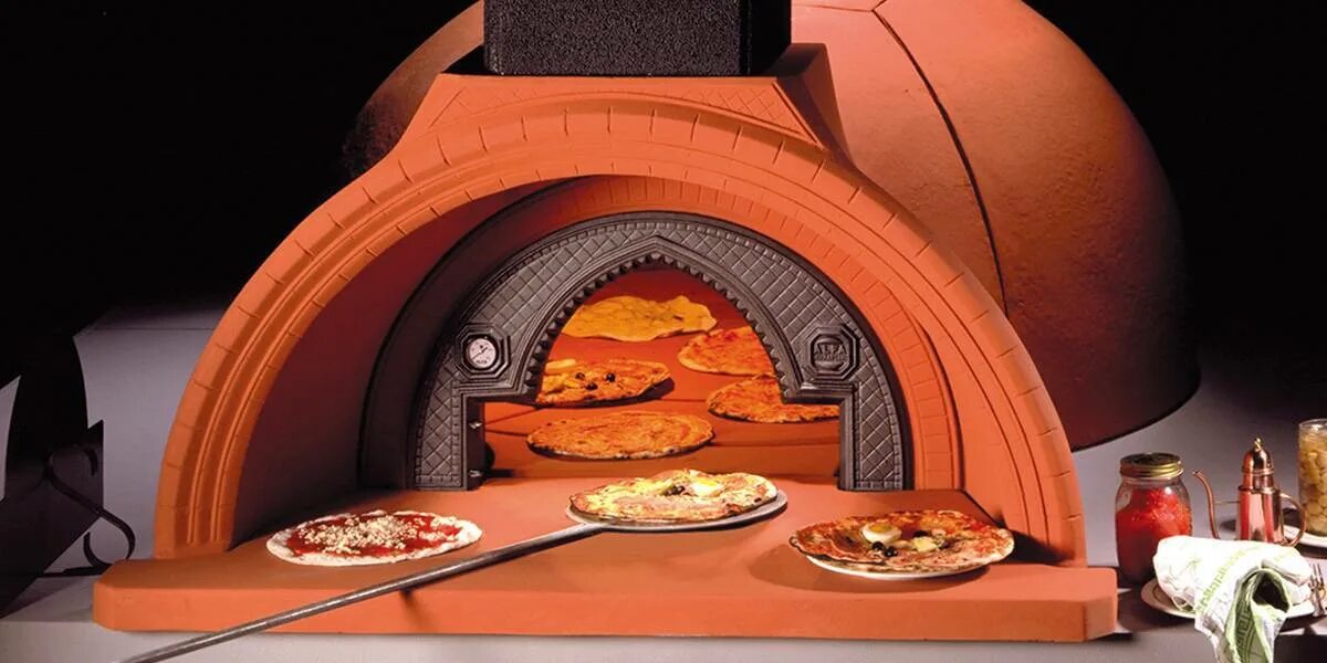 Печь под пиццу. Помпейская печь для пиццы. Помпейская дровяная печь для пиццы. Помпейская печь в Италии. Помпейская печь в ресторане.