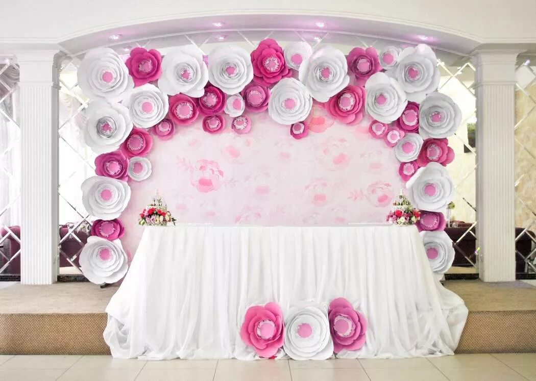 Украшение зала бумажными цветами. Оформление зала бумагой. Украшения для праздника. Бумажные цветы для декора. Оформление зала бумагой.