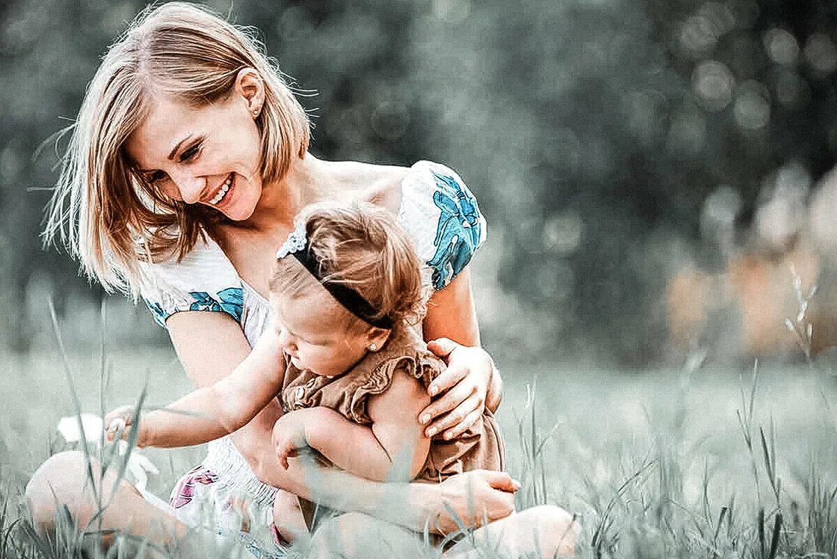 Маленькие мамы с дочками гуляли песня. Мама с дочкой в леггинсах. Младшая дочка ходит к источнику. Мать и мачеха девушка фото. Маленькие мамы с дочками гуляли песня.