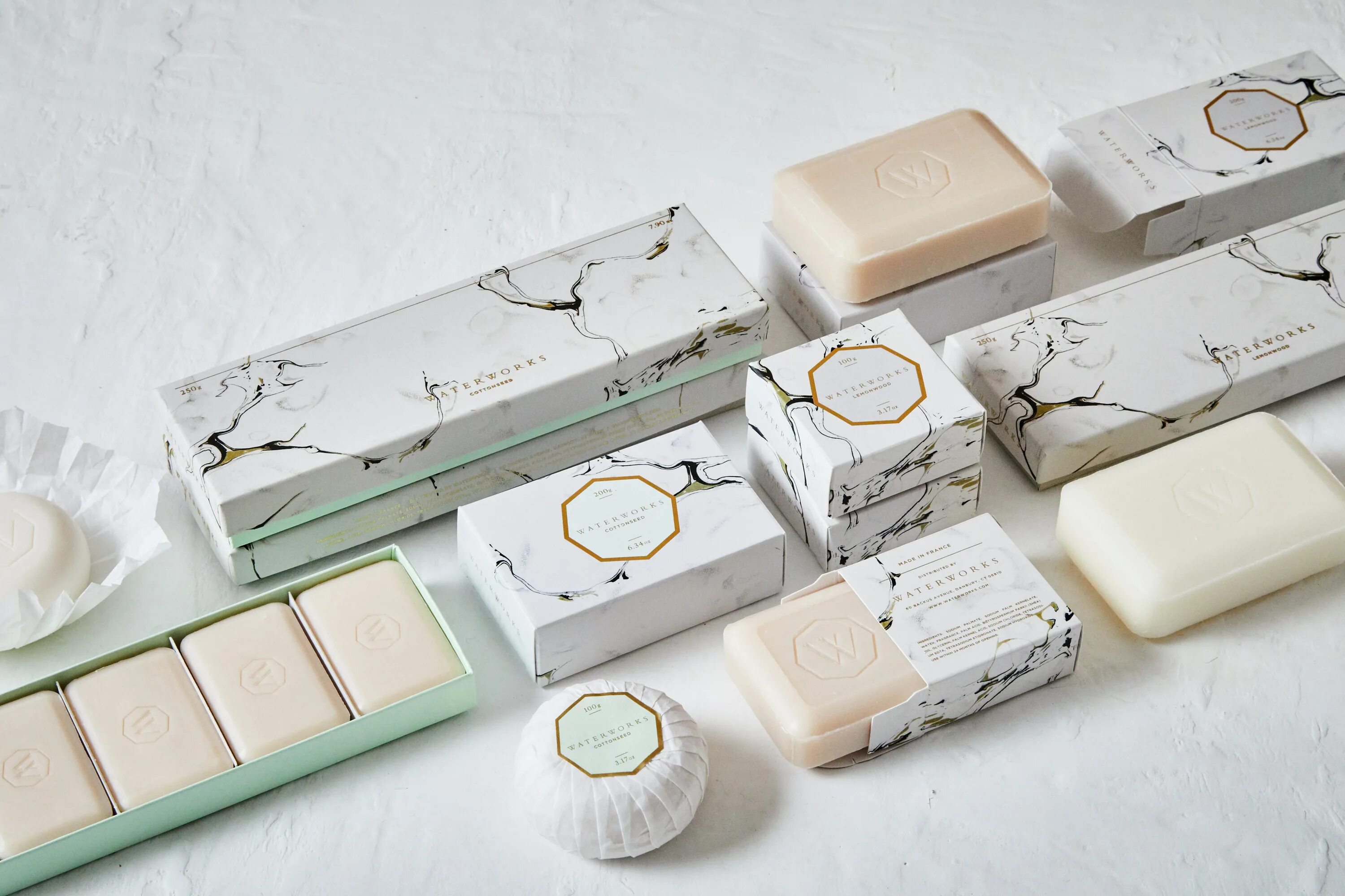 Креативный дизайн шампуня. Мыло в картонной коробке. Экологичная упаковка для жидкого мыла. Мыть упаковку. Дизайнерское мыло.