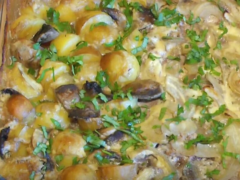 Картофель в духовке с мясом и грибами. Картошка с мясом и шампиньонами в духовке. картошка с грибами в духовке. картофель с шампиньонами в духовке. картошка в духовке с шампиньонами и сыром.