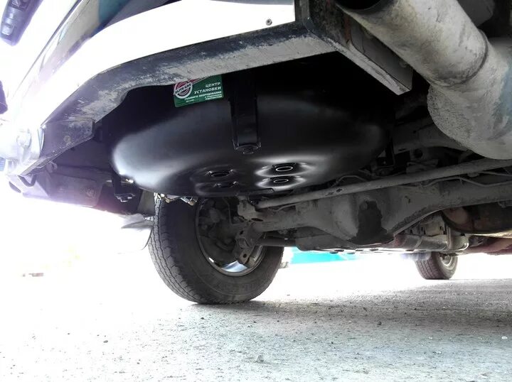Как снять запаску на прадо. Прадо 120 запаска снизу. запасное колесо toyota прадо снизу. газовый баллон прадо 120. прадо 120 с запаской.