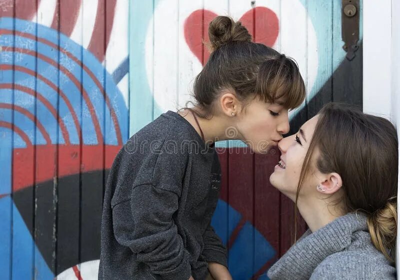 Поцелуи страстные в губы. In her kiss. Целует в ушко. In her kiss. In her kiss.